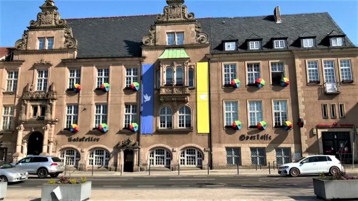 Bunte Regenschirme am Rathaus Eberswalde am Tag gegen Rassismus