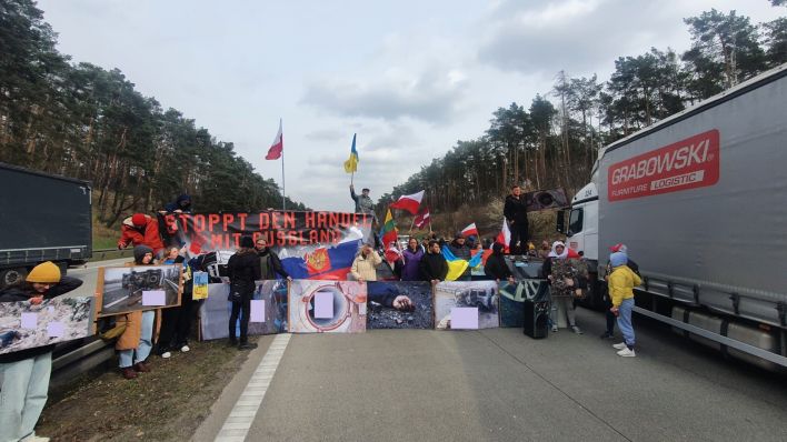 Aktivisten blockieren Verkehr auf der A 12 bei Frankfurt (Oder)