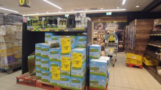 Supermarktregal in Polen gefüllt mit Speiseöl