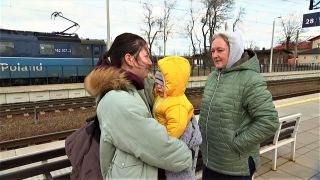 Julia, ihre Tochter und ihre Mutter am Bahnhof Rzepin