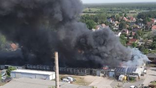 Brennende Solaranlage auf Dach einer Fabrikhalle in Beeskow