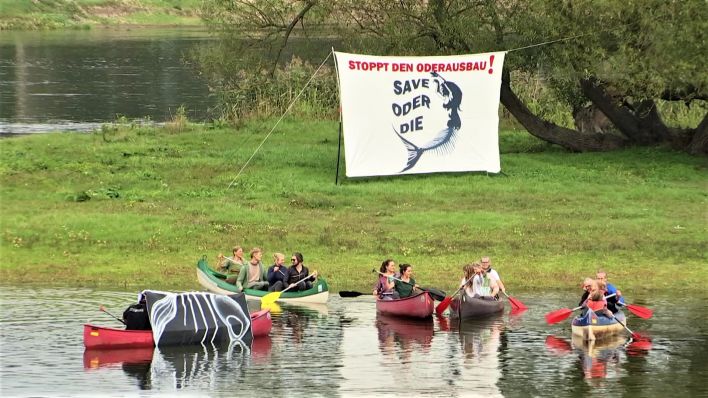 Aktivisten von "Save Oder Die" protestieren auf Kanu-Tour gegen Oderausbau