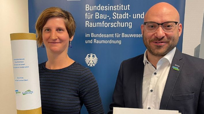 Milena Manns und René Wilke übergeben Bewerbung für Zukunftszentrum beim Bundesamtes für Bauwesen und Raumordnung in Cottbus