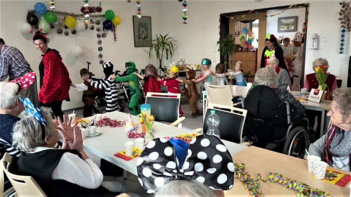 Kinder und Senioren feiern gemeinsam Karneval