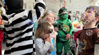 Kinder und Senioren feiern gemeinsam Karneval