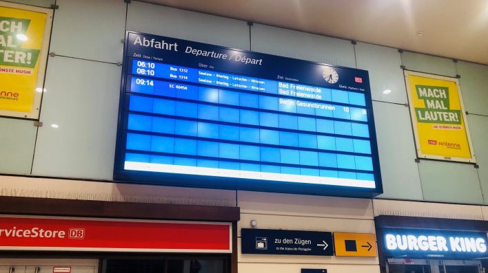 Anzeigetafel im Bahnhof Frankfurt (Oder)