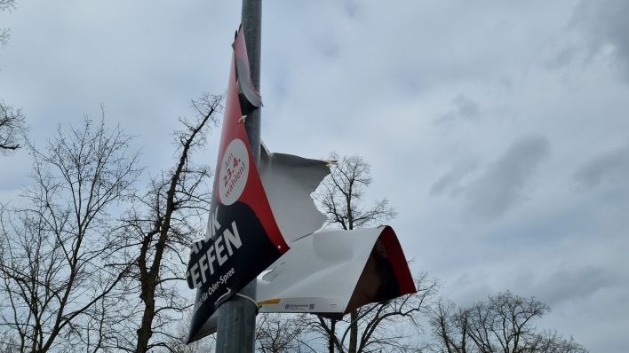 Verstörtes Wahlplakat der SPD vor der Landratswahl in Oder-Spree