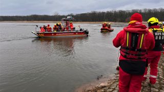Bundespolizei trainiert Wasserrettung mit Hubschrauber an der Oder