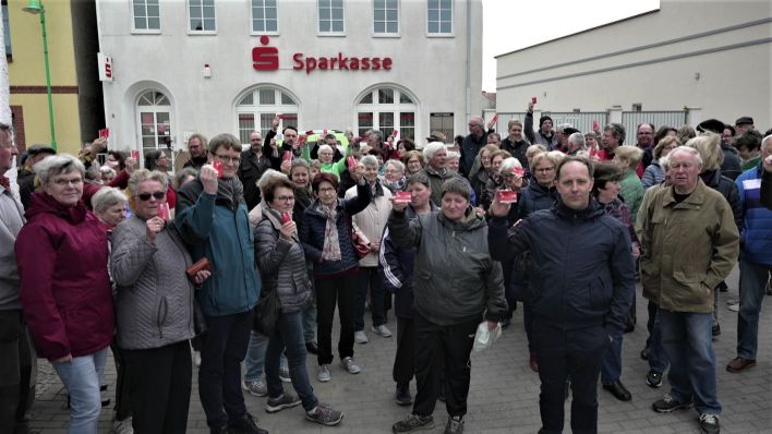 Protest gegen Schließung der Sparkasse in Brüssow