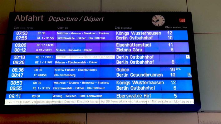 Die Anzeige Tafel im Bahnhof Frankfurt (Oder). (Foto: Robert Schwaß/rbb)