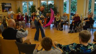 Andrea Redlich beim Tanzkurs in der der Seniorenresidenz Alloheim (Grünheide)