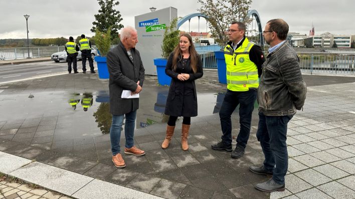 Vertreter von Politik, Polizei und Wirtschaft an der Frankfurter Stadtbrücke