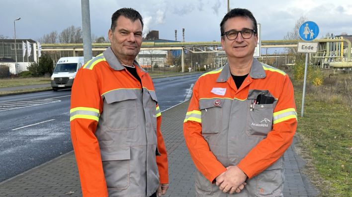 Mitarbeiter Steffen Hafki und Betriebsratsvorsitzender Dirk Vogeler vor dem Stahlwerk in Eisenhüttenstadt