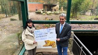 Leiterin Zoo Eberswalde Paulina Ostrowska und Bürgermeister Kleinmachnow Michael Grubert mit Spende für Löwen