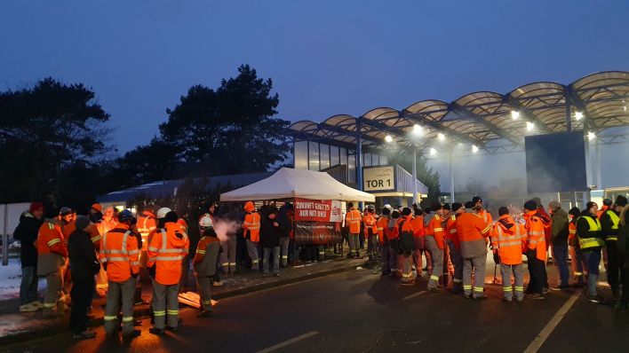 Warnstreik vor dem Werkstor von ArcelorMittal in Eisenhüttenstadt