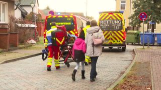 Rettungswagen an Schule in Ahrensfelde