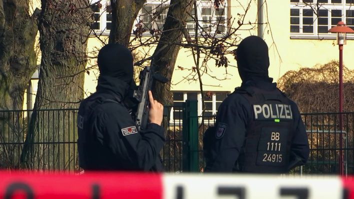 Polizei an Schule in Petershagen