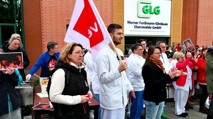 Nicht-ärztliche Mitarbeiter demonstrieren nach Verdi Aufruf vor Forßmann Krankenhaus in Eberswalde