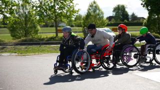 Training für Kinder mit Rollstühlen im Skaterpark der Trickfabrik Schwedt mit Matthias Wagner
