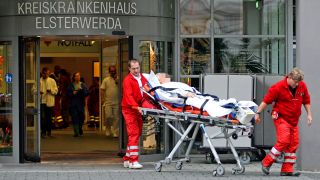 Krankenhaus Elsterwerda Eingang Patient wird herausgefahren (Foto: dpa/Killig)