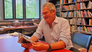 Leo Schmidt von der BTU Cottbus Senftenberg blättert in neuem Buch zu Mauerspuren