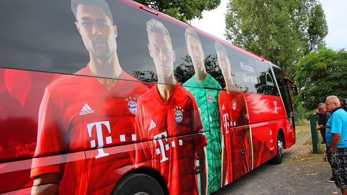 Mannschaftsbus des FC Bayern München bringt Team zum Training