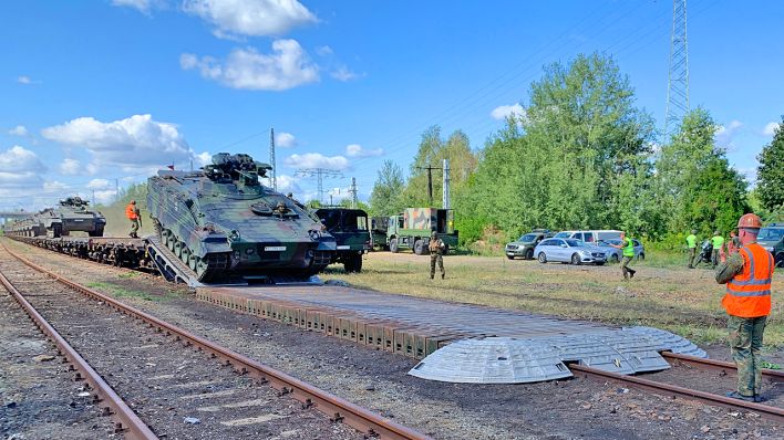 Zug mit Panzern wird in Senftenberg entladen