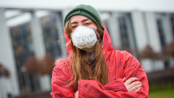 Eine Aktivistin mit Mundschutz mit der Aufschrift "Systems Change" des Anti-Kohle-Aktionsbündnisses "Ende Gelände" (Foto: dpa/Fischer)