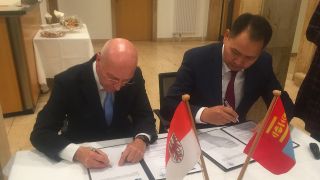 Unterzeichnung der Vereinbarung zwischen den IHK Cottbus und Mongolei (Bild: daniel Mastow/rbb)