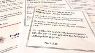 Flyer der Polizei Brandenburg mit Hinweisen für die Teilnehmer der Aktionsform "Ende Gelände" (Foto: rbb/Schneider)