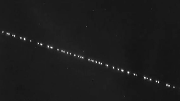 Die "Sternenkette" am Nachthimmel (Bild: Youtube/VideoFromSpace)