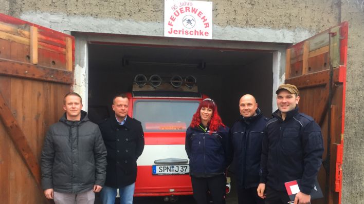 Die neuen Feuerwehrleute in Jerischke (Bild: Josefine Jahn)