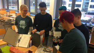Steenbeck-Gymnasiasten zeigen ihre Dokumente zum Projekt "ÜberLAGERt"