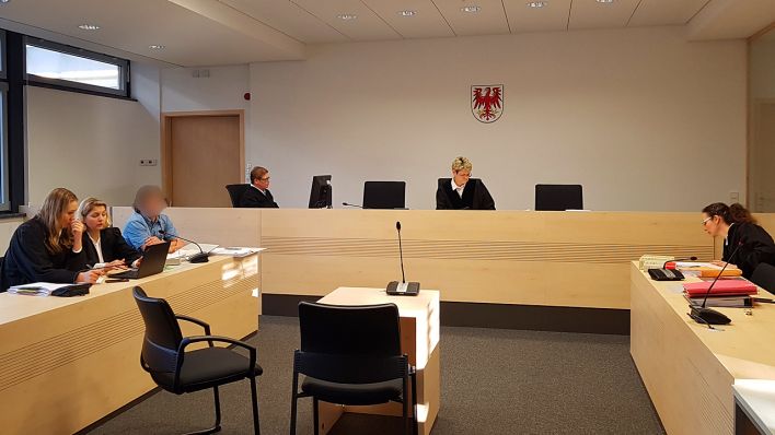 Verhandlungssaal Amtsgericht Cottbus mit Angeklagtem