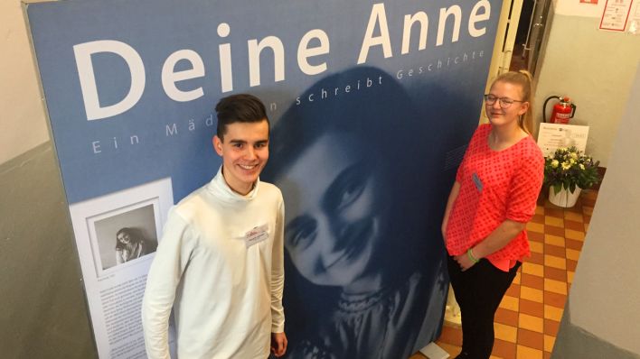 Zwei Schüler, die durch die Anne-Frank-Ausstellung führen (Bild: Josefine Jahn/rbb)