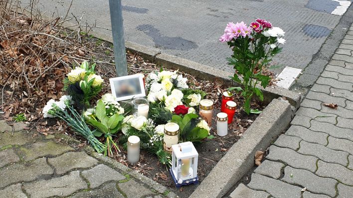 Blumen Kerzen und ein Foto in der Nähe des Klosterplatzes in Cottbus (Foto: rbb/Schiller)