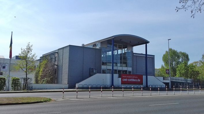 Eingang zu den Messehallen in Cottbus