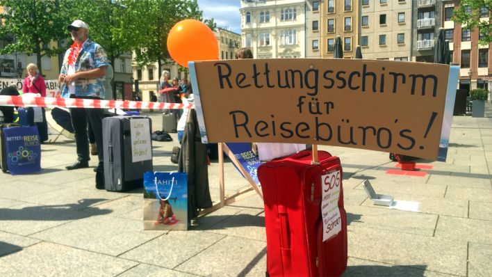 Archivbild: Demonstration von Reisebüros auf dem Cottbuser Altmarkt