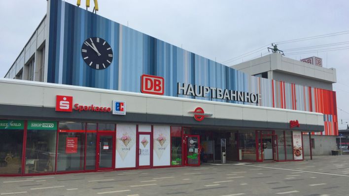 Das Hauptgebäude des Cottbuser Hauptbahnhofs (Bild: Daniel Mastow/rbb)