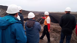 Besucher bei der Tour durch den Tagebau (Bild: rbb/Erler)