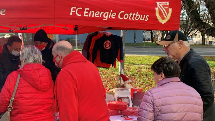 Besucher am Stand von Energie Cottbus auf dem Wochenmarkt Sandow (Foto: FCE/Scharfenberg-Hecht)