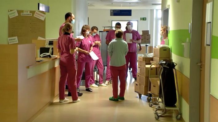 Besprechung am Klinikum Niederlausitz (Foto: rbb)