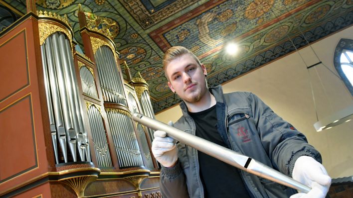 Damian Schütze vor einer Orgel (Foto: Handwerkskammer Cottbus/Rösler)