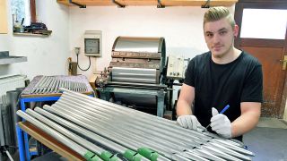 Damian Schütze beim Orgelbau in einer Werkstatt (Foto: Handwerkskammer Cottbus/Rösler)