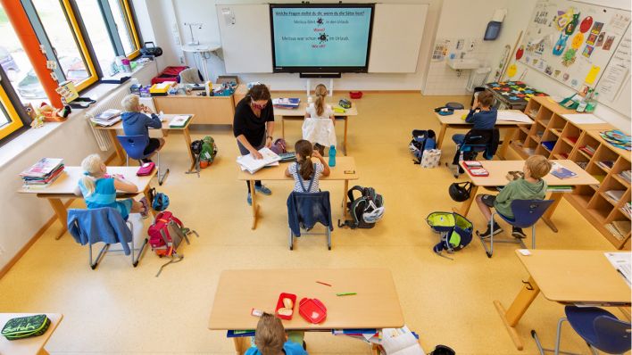 Symbolbild Schulklasse einer Grundschule (Foto: dpa/Gentsch)