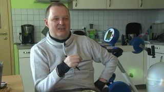 Gregor Suckert in seinem Rollstuhl (Bild: rbb)