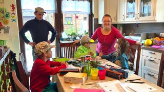 Familie Richter beim Homeschooling am Küchentisch (Foto: rbb/Lepsch)