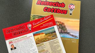 Der Katalog des Reiseclubs Cottbus (Bild: rbb/Lepsch)