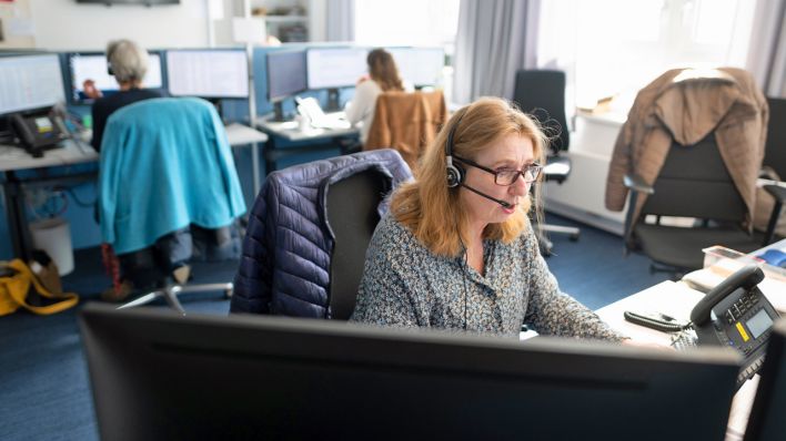 Symbolbild: Eine Frau telefoniert in einer Telefonzentrale der Bereitschaftsdienst der Kassenärztlichen Vereinigung für die Hotline 116117 (Foto: dpa/Reinhardt)