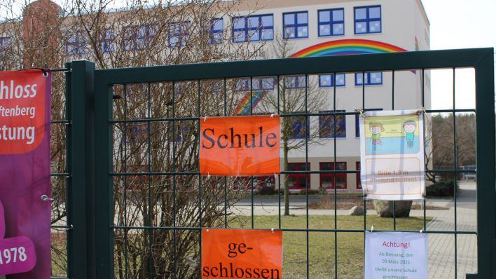 Geschlossenes Eingangstor zur Regenbogen-Grundschule in Senftenberg
